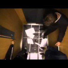 Fahrstuhl-Scherz: Dieser Aufzug verliert auf einmal seinen Boden!